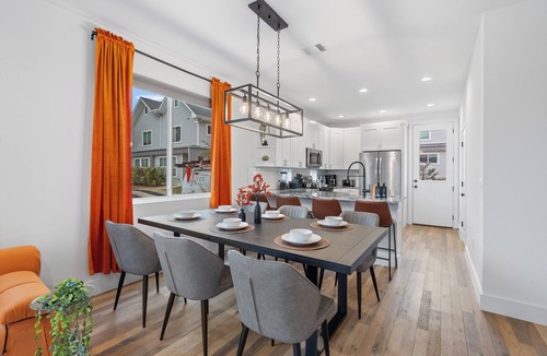 University Hills and Windsor Park House | Spacious 4BD Stay, 5 Mins to DT, Stunning Location!