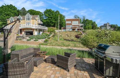 Grand Haven House | Spacious 4BDR Blue Haven Cottage in Grand Haven 150