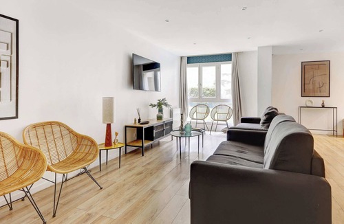 Amerique Apartment | Spacious 4BDR in Buttes Chaumont pour 12 pers