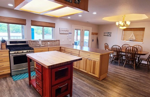 Edwards House | Spacious 4bed Lake house w/HotTub, game garage, AC, WiFi