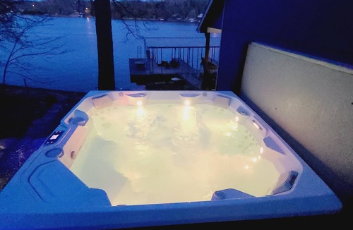 Edwards House | Spacious 4bed Lake house w/HotTub, game garage, AC, WiFi