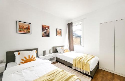 Watford House | Spacious 4bed Sleeps8 Free Parking Watford town Centre