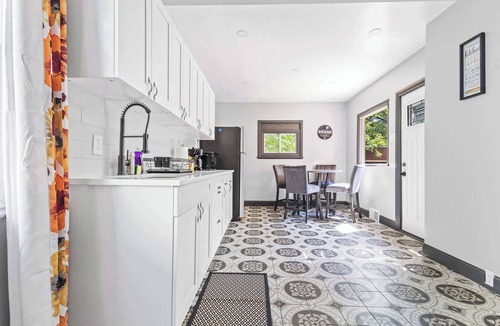 Niagara Falls House | Spacious 4BR, 1BA close to the Falls