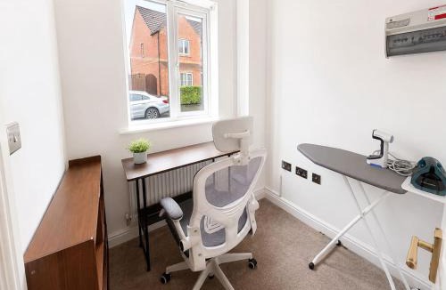Pinchbeck Villa | Spacious 4BR, 2 Reception Rooms in Spalding, Free Parking, Sleeps 7