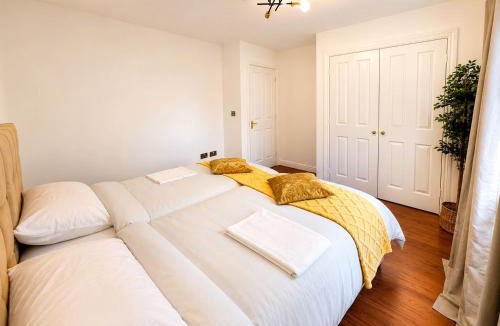 Pinchbeck Villa | Spacious 4BR, 2 Reception Rooms in Spalding, Free Parking, Sleeps 7
