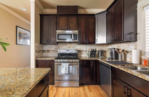 King House | Spacious 4BR/3BA | Sleeps 12 | Near Alberta Arts