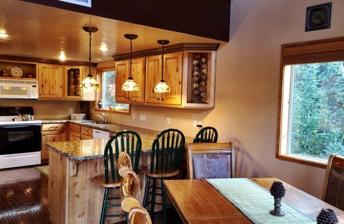Brian Head Cabin | Spacious 4BR, 4BA + 2min from Skiing, HotTub, Cable+Theater, Wifi