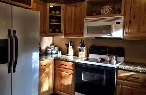 Brian Head Cabin | Spacious 4BR, 4BA + 2min from Skiing, HotTub, Cable+Theater, Wifi