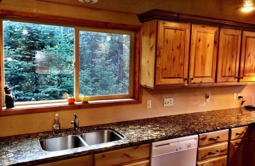 Brian Head Cabin | Spacious 4BR, 4BA + 2min from Skiing, HotTub, Cable+Theater, Wifi