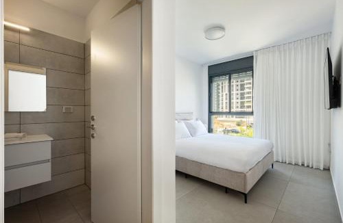 Rishon LeTsiyon Apartment | Spacious 4BR Apt l Sunny Balcony & Mamad