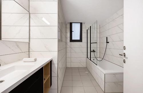 Rishon LeTsiyon Apartment | Spacious 4BR Apt l Sunny Balcony & Mamad