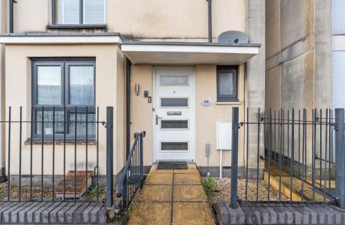 Patchway House | Spacious 4BR Bristol Stay - WiFi & Free Parking