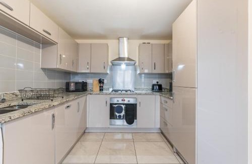 Patchway House | Spacious 4BR Bristol Stay - WiFi & Free Parking