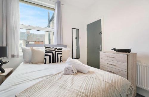 Darlington Apartment | Spacious 4BR Darlington Sleeps 8 by Stay with us