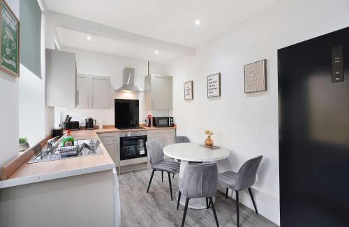 Darlington Apartment | Spacious 4BR Darlington Sleeps 8 by Stay with us
