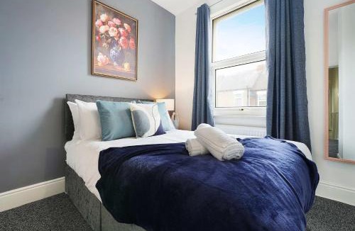 Darlington Apartment | Spacious 4BR Darlington Sleeps 8 by Stay with us