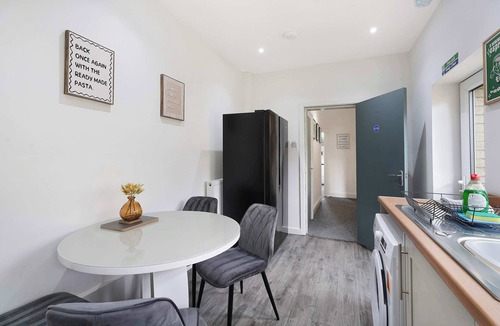 Darlington Apartment | Spacious 4BR Darlington Sleeps 8 by Stay with us