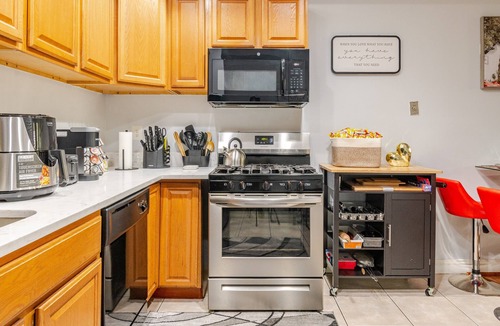 Park View House | Spacious 4BR DC Retreat with Backyard | Free Parking & Fast Wi-Fi