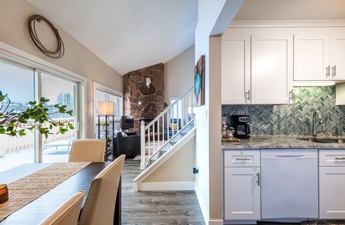 Fraser Condo | Spacious, 4BR Group Retreat , Fireplace, Deck with Views, RMNP