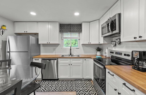 Pittsburgh Apartment | Spacious 4BR Home-Big Yard, Huge Driveway
