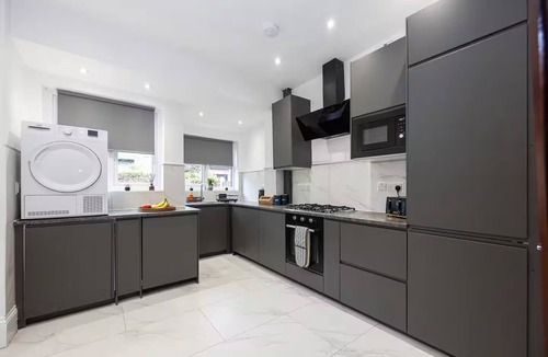 Chorlton-cum-Hardy House | Spacious 4BR Home | Contractor & Family Stays | Prime Manchester Location