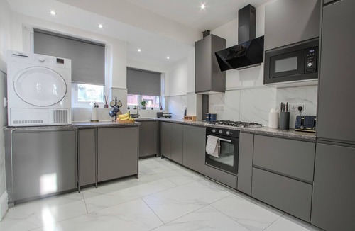 Chorlton-cum-Hardy House | Spacious 4BR Home | Contractor & Family Stays | Prime Manchester Location