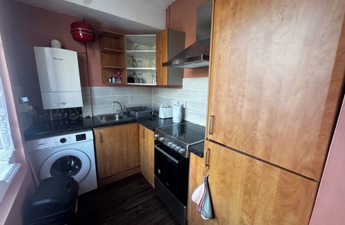 Ellemford Apartment | Spacious 4BR Home Near Edinburgh Airport and City Centre – Parking