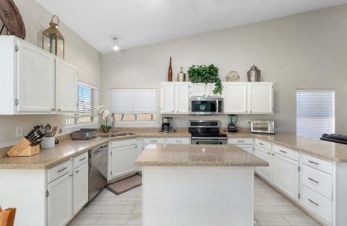 Gilbert House | Spacious 4BR Home Patio Huge Yard Sleeps 18 Grill