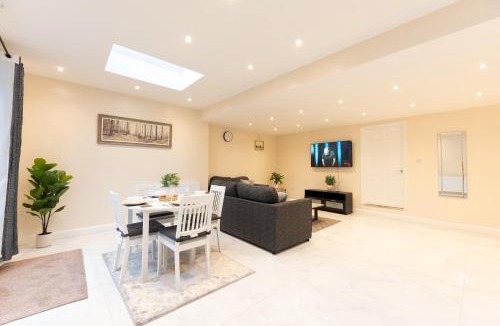 Erith House | Spacious 4BR Home Walk to Station Parking - Pass the Keys