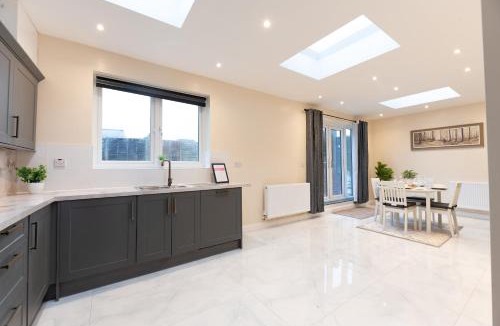 Erith House | Spacious 4BR Home Walk to Station Parking - Pass the Keys