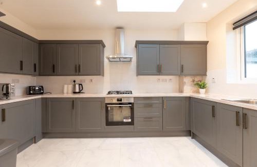 Erith House | Spacious 4BR Home Walk to Station Parking - Pass the Keys