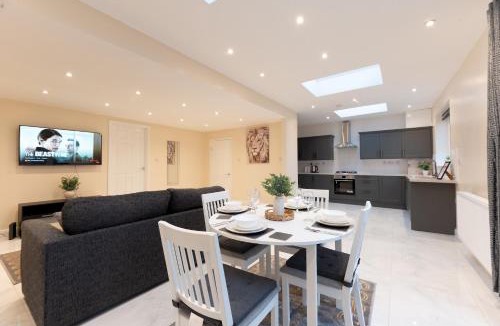 Erith House | Spacious 4BR Home Walk to Station Parking - Pass the Keys