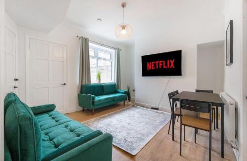 Stanley House | Spacious 4BR House - Sleeps 7 - Free Parking
