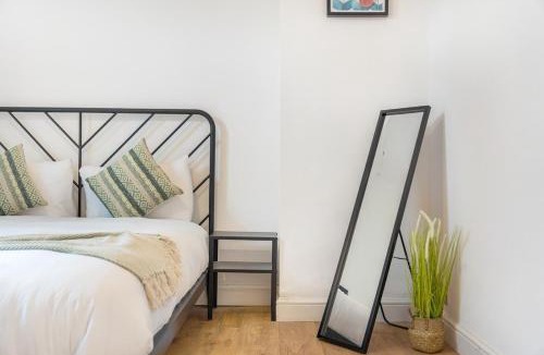 Stanley House | Spacious 4BR House - Sleeps 7 - Free Parking