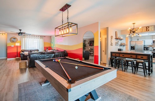 Peoria Ave Citizen's Group House | Spacious 4BR house with Pool Table, Games, AC, Fast WiFi, Workspace, in Glendale