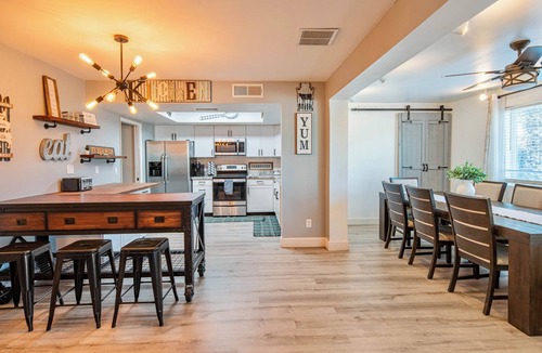 Peoria Ave Citizen's Group House | Spacious 4BR house with Pool Table, Games, AC, Fast WiFi, Workspace, in Glendale