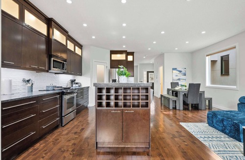 Richmond House | Spacious 4BR Inner-City Home | King Suite, Entertainment Basement & Backyard