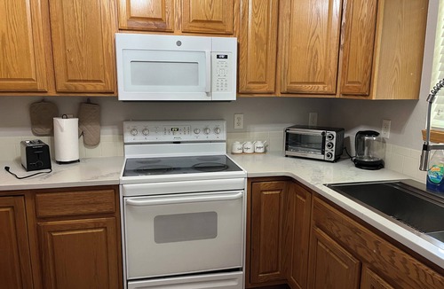 Wichita House | Spacious 4BR King bed Modern Home Perfect for Teams and Families near East Mall