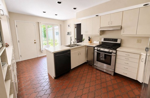 Dayton House | Spacious 4BR Mid-Century Modern Retreat in Dayton with Play room and Patio