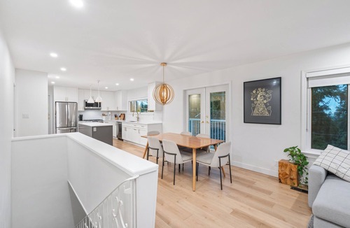 Upper Lonsdale House | Spacious 4BR North Van Home - Perfect for Groups