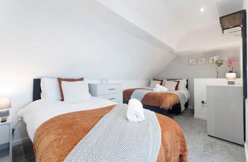 Darlington House | Spacious 4BR on Leafield Rd