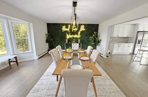 Warwick House | Spacious 4BR Pet‑Friendly House Hot Tub Game Room Close to Legoland & Mtn Creek
