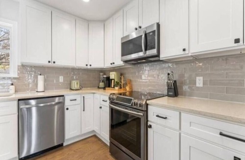 Warwick House | Spacious 4BR Pet‑Friendly House Hot Tub Game Room Close to Legoland & Mtn Creek