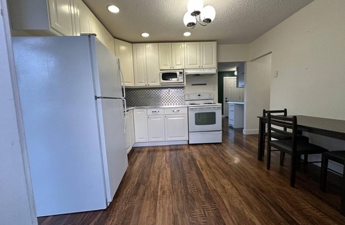 Northwest Calgary House | Spacious 4BR Private Family Home Near Bow River & Bowness Park | Free Parking