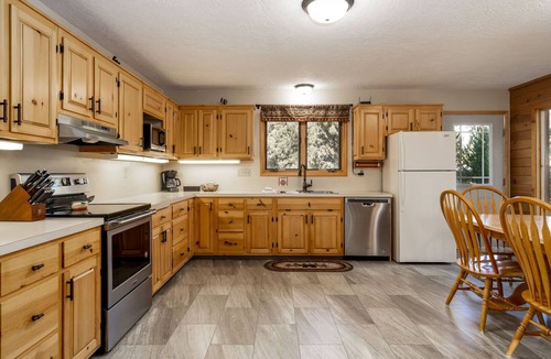 West Yellowstone Cabin | Spacious 4BR retreat in West Yellowstone, just 6 minutes to the park! Shepherd Family Retreat- Moose