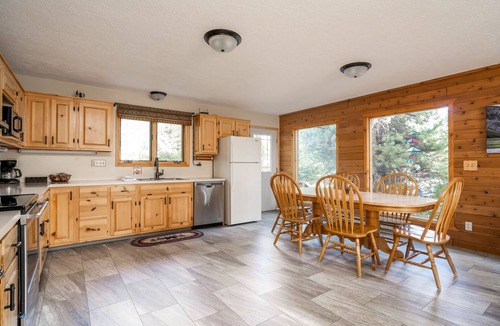West Yellowstone Cabin | Spacious 4BR retreat in West Yellowstone, just 6 minutes to the park! Shepherd Family Retreat- Moose
