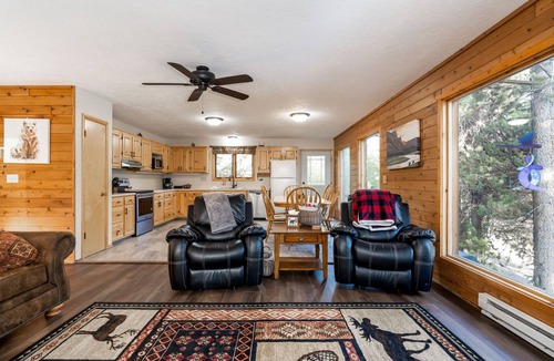 West Yellowstone Cabin | Spacious 4BR retreat in West Yellowstone, just 6 minutes to the park! Shepherd Family Retreat- Moose