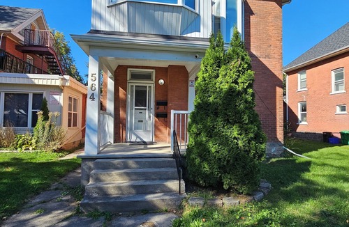 Peterborough House | Spacious 4BR Retreat w/King Loft Near Downtown PTBO & Hospital + Parking