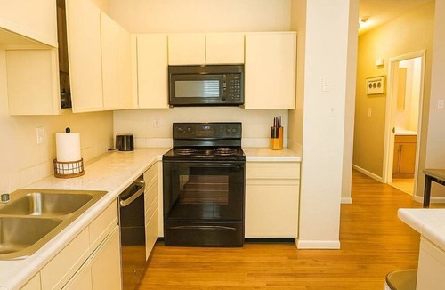 Soulard Apartment | Spacious 4BR Soulard Duplex - 2 Kitchens - Patio - Parking - Walk to Market