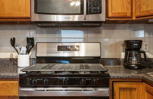 Nauck House | Spacious 4BR Townhouse - Sleeps 13 - Near DC & Metro